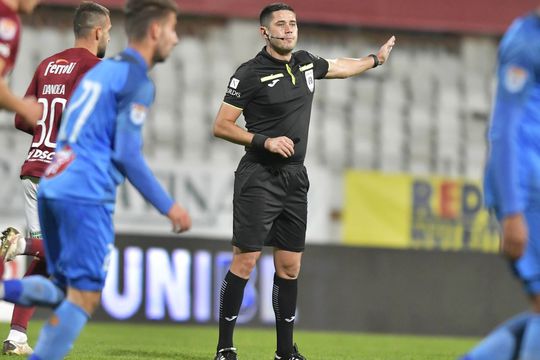 Arbitrul Robert Avram în Academica Clinceni - Rapid 2-2 // foto: Imago Images