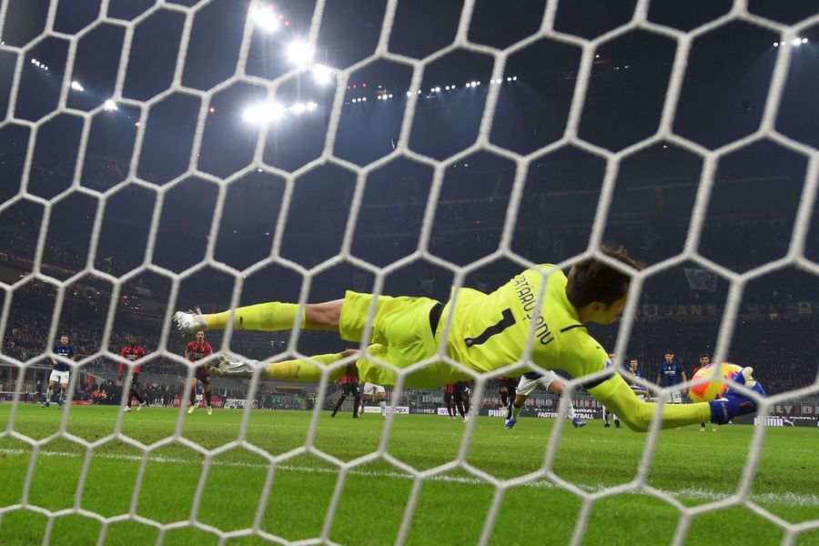 După penalty-ul apărat în derby-ul cu Inter, Tătărușanu s-a trasformat din pensionar în vestiarul Milanului în erou rossonero (foto: Imago) Eroul lor, nu al nostru
