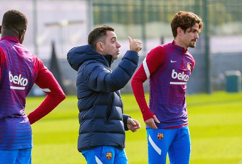 Xavi a condus azi primul antrenament la Barcelona // FOTO: facebook.com/fcbarcelona