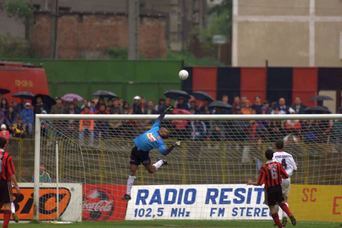 Au trecut 21 de ani, dar Fouhami nu a uitat de Dinamo » Fostul portar, șocat de problemele „câinilor”: „Când văd că joacă pe același stadion...”