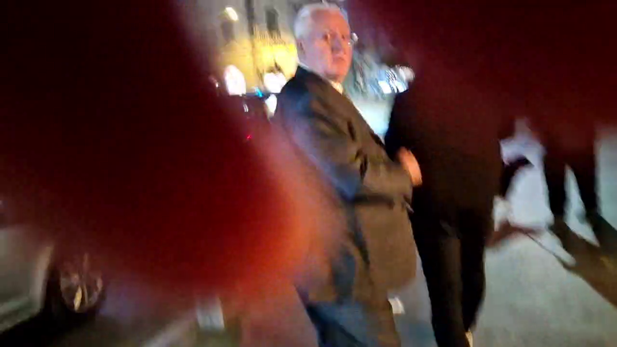 Dumitru Dragomir, conflict violent pe stradă cu protestatarul „Ceaușescu”: „Au dat în mine, nu mai văd cu un ochi!” vs. „M-au înțepat cu șurubelnția, au pus câinele să mă muște”