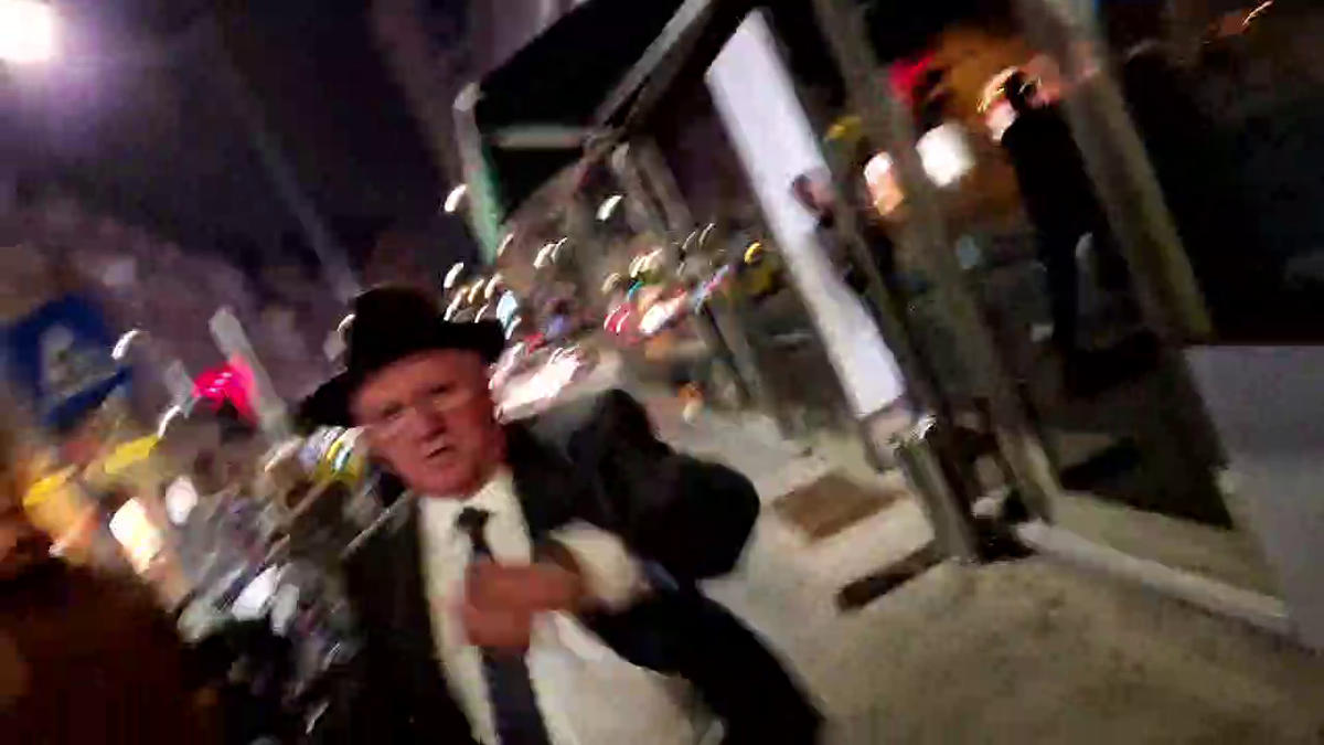 Dumitru Dragomir, conflict violent pe stradă cu protestatarul „Ceaușescu”: „Au dat în mine, nu mai văd cu un ochi!” vs. „M-au înțepat cu șurubelnția, au pus câinele să mă muște”