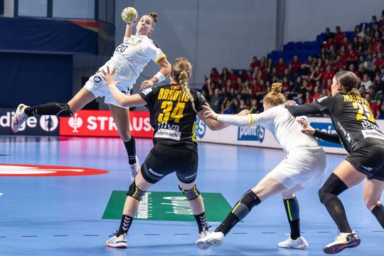 România a învins-o pe Macedonia de Nord, scor 31-23, și s-a calificat în grupa principală II a Campionatului European de handbal feminin. „Tricolorele” vor mai juca cel puțin trei meciuri la actuala ediție.