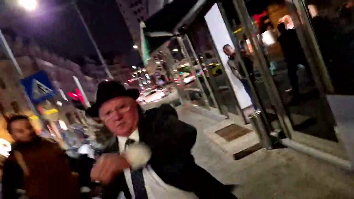 Dumitru Dragomir, conflict violent pe stradă cu protestatarul „Ceaușescu”: „Au dat în mine, nu mai văd cu un ochi!” vs. „M-au înțepat cu șurubelnția, au pus câinele să mă muște”