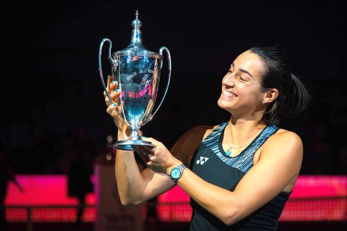 Caroline Garcia bucuroasă cu trofeul cel mai important al carierei / FOTO Imago Images