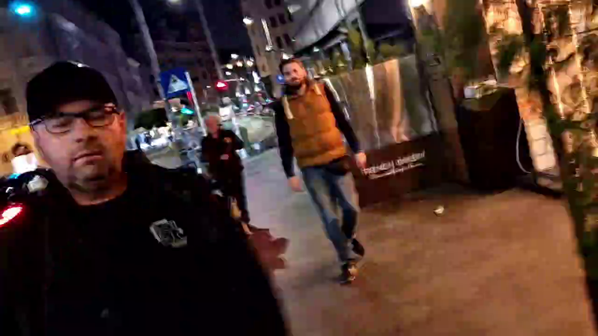 Dumitru Dragomir, conflict violent pe stradă cu protestatarul „Ceaușescu”: „Au dat în mine, nu mai văd cu un ochi!” vs. „M-au înțepat cu șurubelnția, au pus câinele să mă muște”