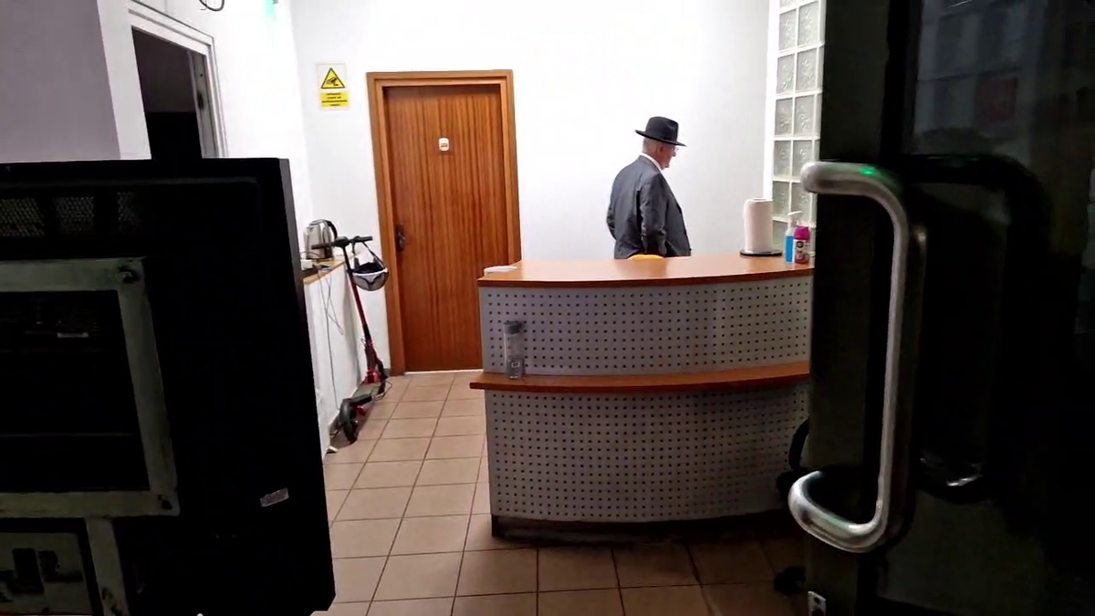 Dumitru Dragomir, conflict violent pe stradă cu protestatarul „Ceaușescu”: „Au dat în mine, nu mai văd cu un ochi!” vs. „M-au înțepat cu șurubelnția, au pus câinele să mă muște”