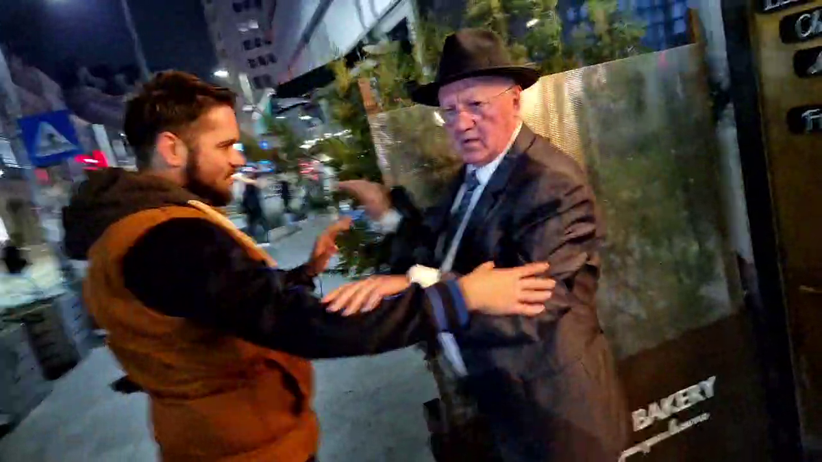 Dumitru Dragomir, conflict violent pe stradă cu protestatarul „Ceaușescu”: „Au dat în mine, nu mai văd cu un ochi!” vs. „M-au înțepat cu șurubelnția, au pus câinele să mă muște”