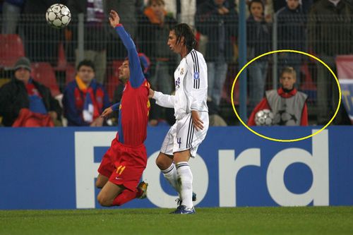Iulian Roșu, copil de mingi la Steaua - Real Madrid, în 2006 / foto: Arhivă Gazeta Sporturilor