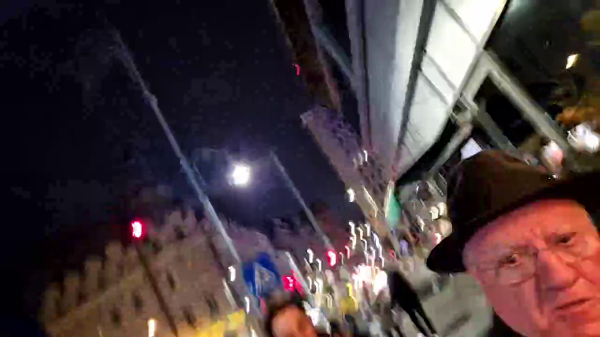 Dumitru Dragomir, conflict violent pe stradă cu protestatarul „Ceaușescu”: „Au dat în mine, nu mai văd cu un ochi!” vs. „M-au înțepat cu șurubelnția, au pus câinele să mă muște”