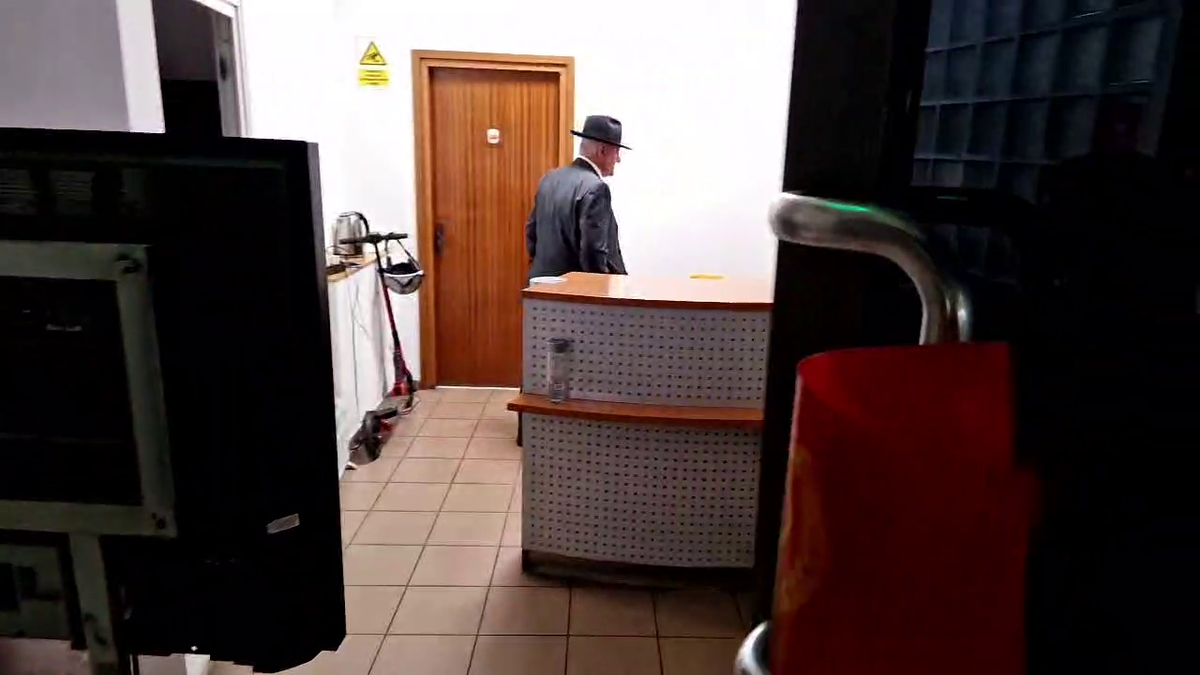 Dumitru Dragomir, conflict violent pe stradă cu protestatarul „Ceaușescu”: „Au dat în mine, nu mai văd cu un ochi!” vs. „M-au înțepat cu șurubelnția, au pus câinele să mă muște”