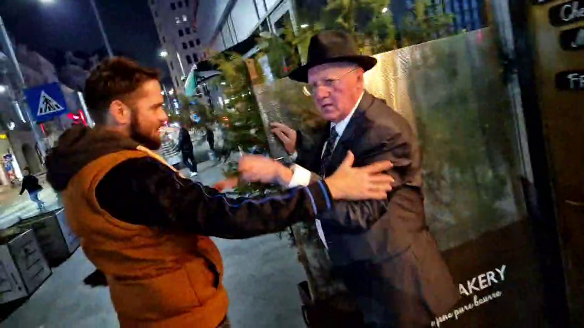 Dumitru Dragomir, conflict violent pe stradă cu protestatarul „Ceaușescu”: „Au dat în mine, nu mai văd cu un ochi!” vs. „M-au înțepat cu șurubelnția, au pus câinele să mă muște”