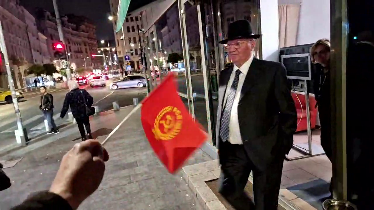 Dumitru Dragomir, conflict violent pe stradă cu protestatarul „Ceaușescu”: „Au dat în mine, nu mai văd cu un ochi!” vs. „M-au înțepat cu șurubelnția, au pus câinele să mă muște”