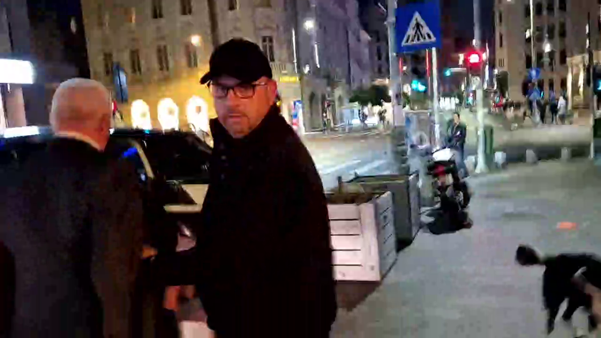 Dumitru Dragomir, conflict violent pe stradă cu protestatarul „Ceaușescu”: „Au dat în mine, nu mai văd cu un ochi!” vs. „M-au înțepat cu șurubelnția, au pus câinele să mă muște”