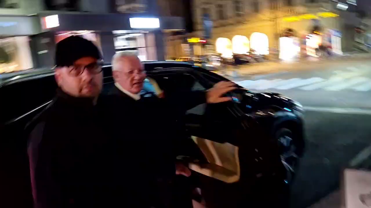 Dumitru Dragomir, conflict violent pe stradă cu protestatarul „Ceaușescu”: „Au dat în mine, nu mai văd cu un ochi!” vs. „M-au înțepat cu șurubelnția, au pus câinele să mă muște”