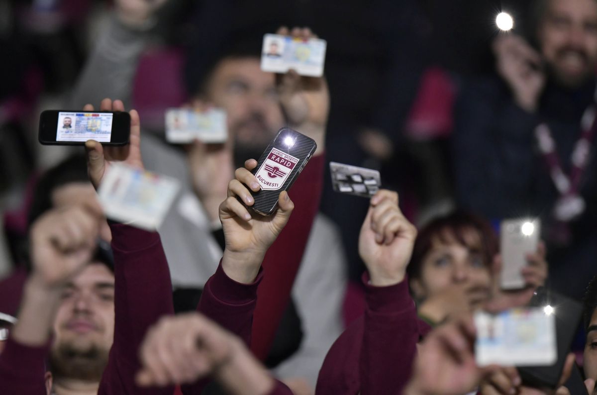 Rapid - Farul a oferit scene fără precedent » Fotbaliștii au refuzat jocul, ultrașii au scos buletinele: „Nu mai pot, tremură carnea pe mine!”