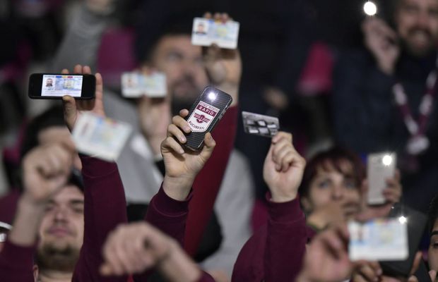 Rapid - Farul a oferit scene fără precedent » Fotbaliștii au refuzat jocul, ultrașii au scos buletinele: „Nu mai pot, tremură carnea pe mine!”