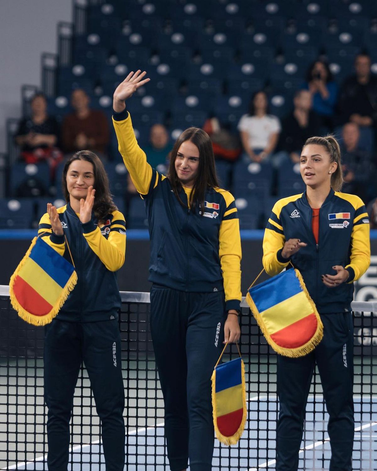 Ce apariție! Româncele, elegante în negru înainte de duelul cu Serbia în playoff-ul BJK Cup