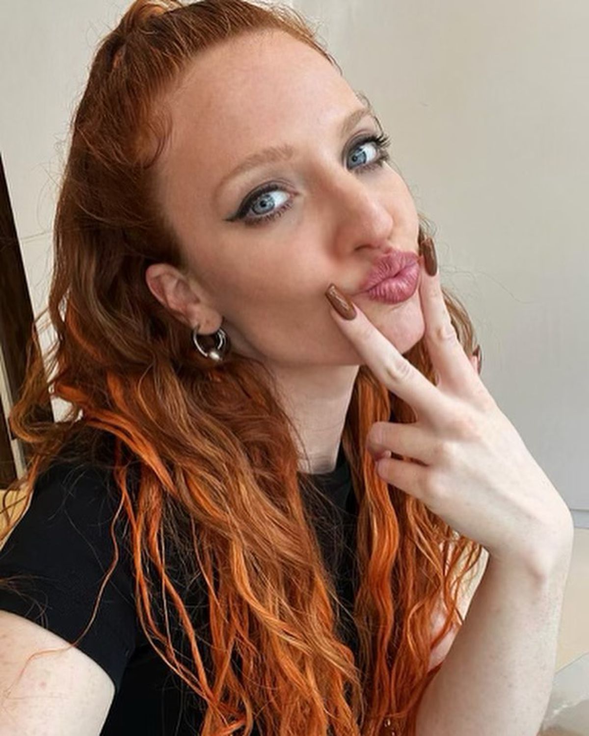 Prezentatoarea TV a confirmat că are o idilă cu celebra artistă: au fost surprinse când se sărutau