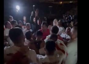 Nu știu să piardă! » Au ratat titlul la ultimul meci și au stins lumina pe stadion ca să le strice bucuria adversarilor! Imaginile zilei