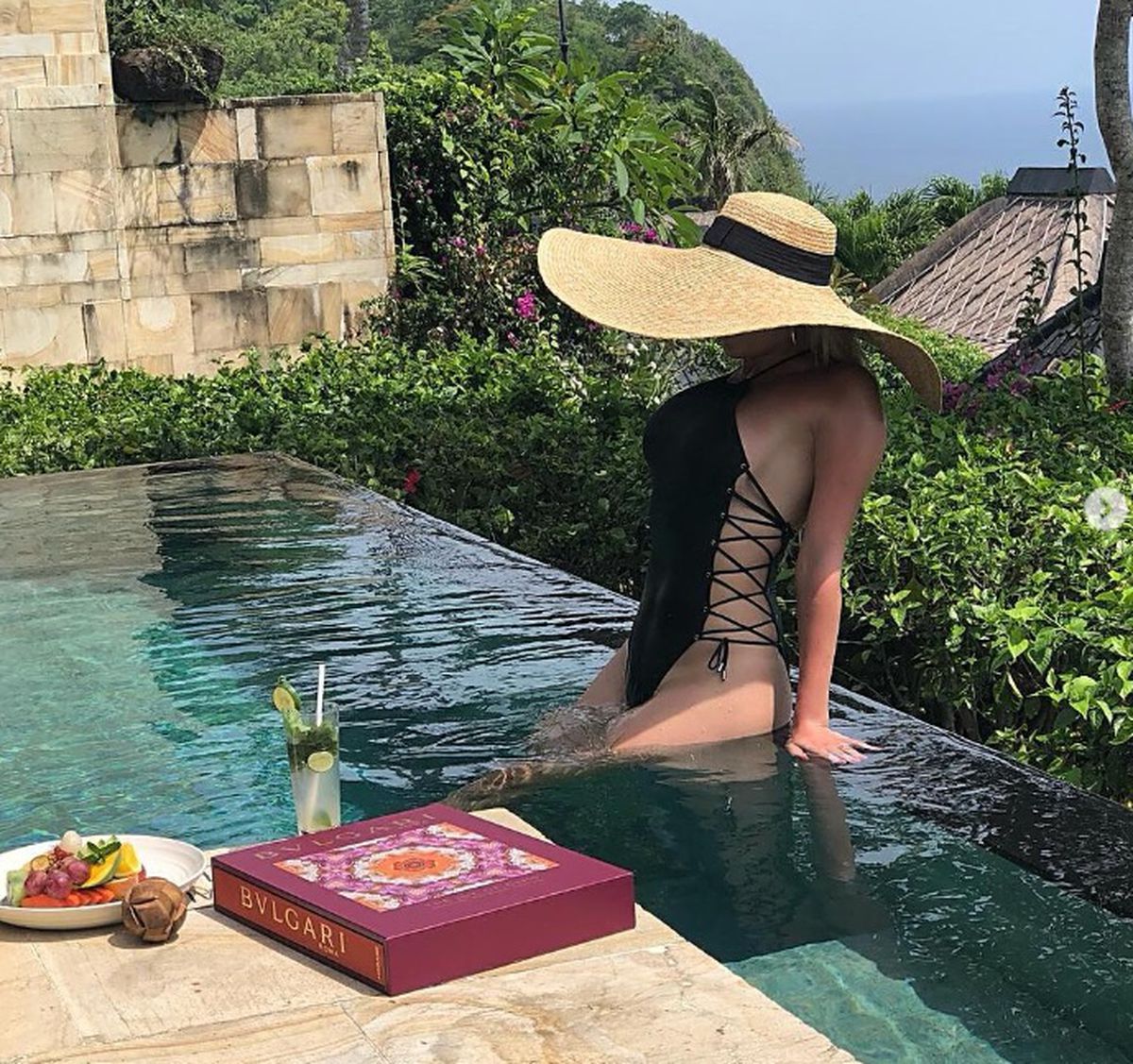 Atacantul cerut la naționala României are cea mai sexy susținătoare! Nu lipsește de la niciun meci