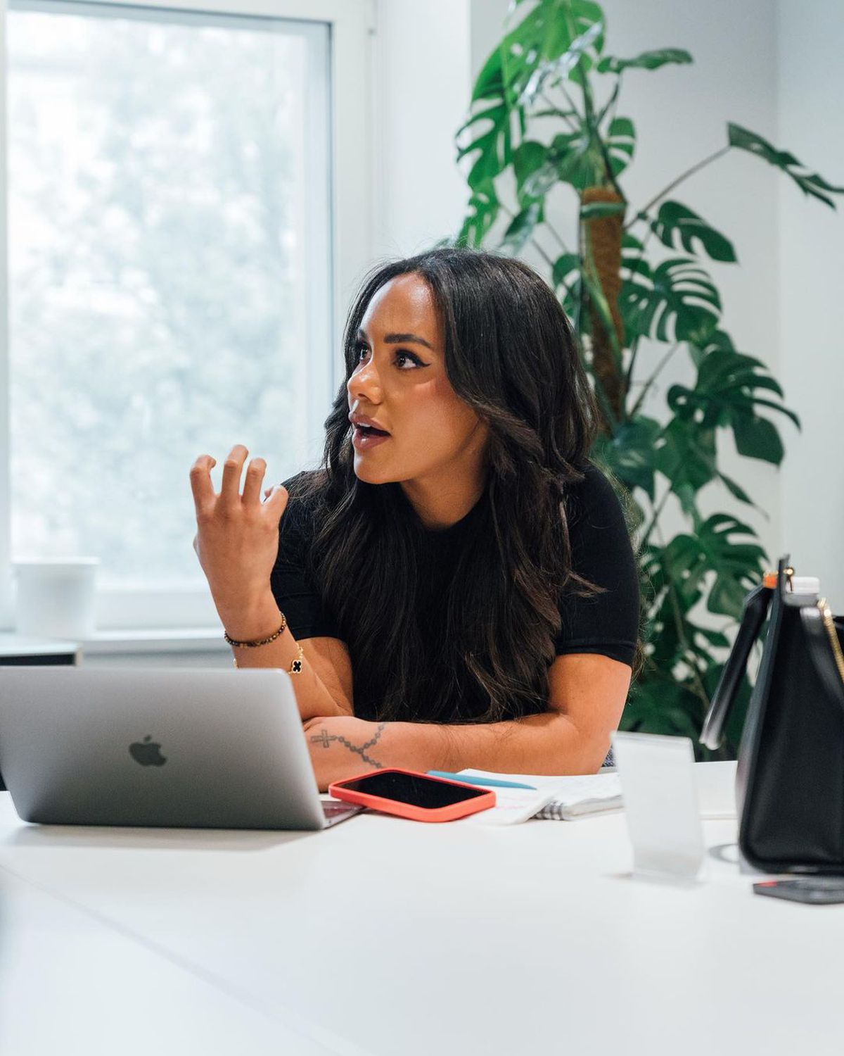 Prezentatoarea TV a confirmat că are o idilă cu celebra artistă: au fost surprinse când se sărutau