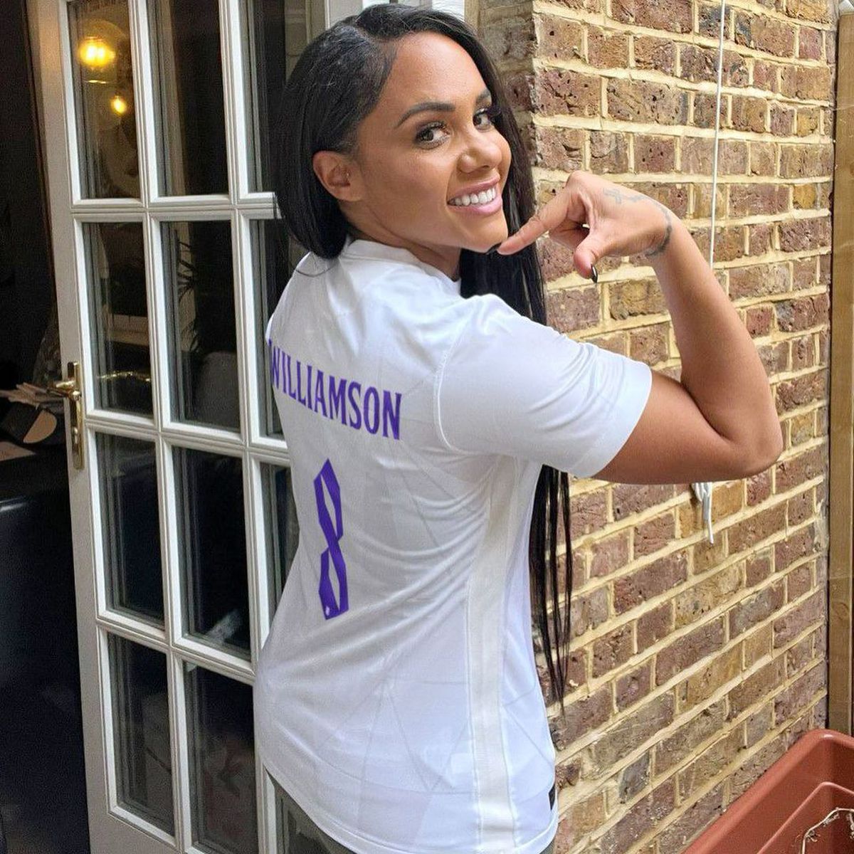 Prezentatoarea TV a confirmat că are o idilă cu celebra artistă: au fost surprinse când se sărutau