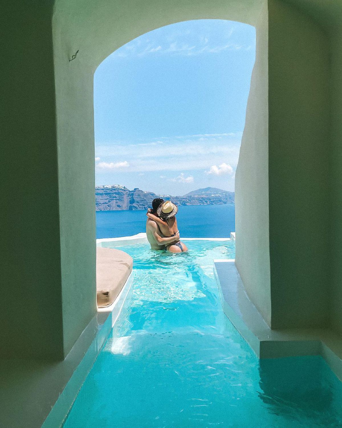 Atacantul cerut la naționala României are cea mai sexy susținătoare! Nu lipsește de la niciun meci