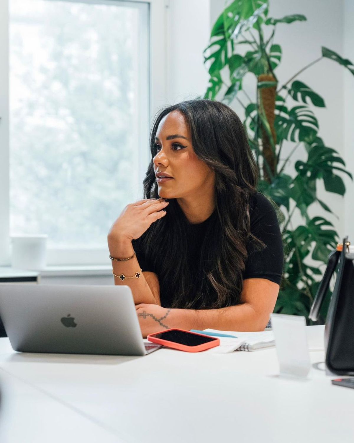 Prezentatoarea TV a confirmat că are o idilă cu celebra artistă: au fost surprinse când se sărutau