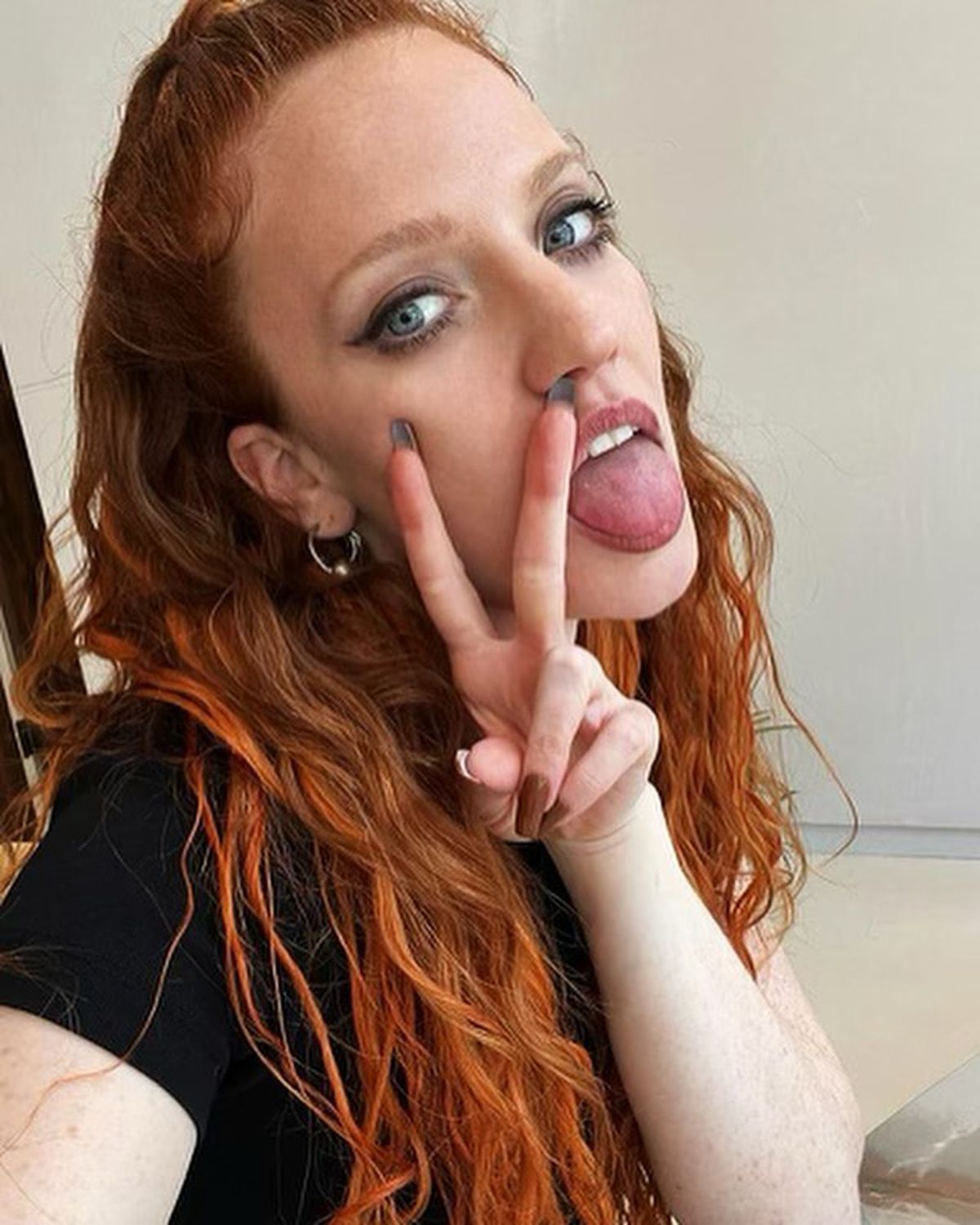 Prezentatoarea TV a confirmat că are o idilă cu celebra artistă: au fost surprinse când se sărutau