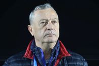 Mircea Rednic a făcut scandal cu arbitrul la finalul meciului: „Ai dat prea ușor penalty, abia așteptai să cadă!”. A continuat tirada și la flash-interviu: „Au căzut în capcană și cei de la VAR, și el”