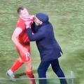 Pep Clotet, antrenorul de la Triestina, echipă din Serie C, l-a atacat pe Raimonds Krollis, „vârful” echipei, în timpul meciului cu Giana Erminio, scor 0-1.