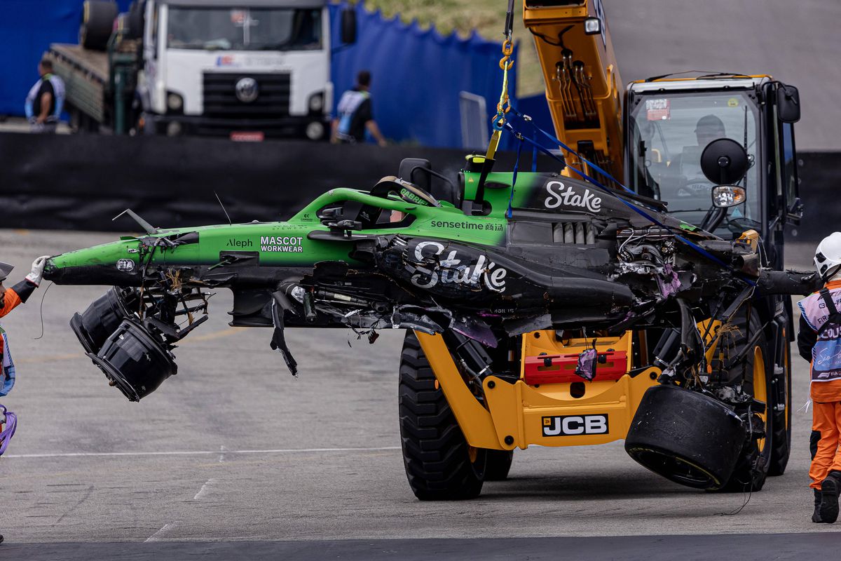 Accident înfiorător în F1! La 339 de km/h, mașina a fost făcută zob!