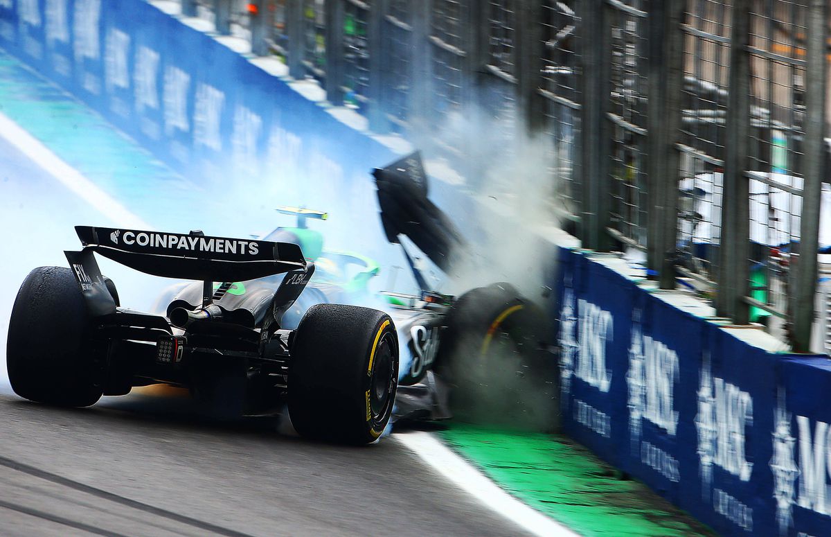 Accident înfiorător în F1! La 339 de km/h, mașina a fost făcută zob!