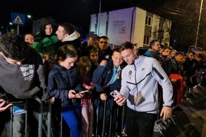 Ce s-a întâmplat la Sibiu după semieșecul lui FCSB: „Rămâi aici!” » Întâlnire emoționantă pentru titularul campioanei: „Ai grijă, mamă!”