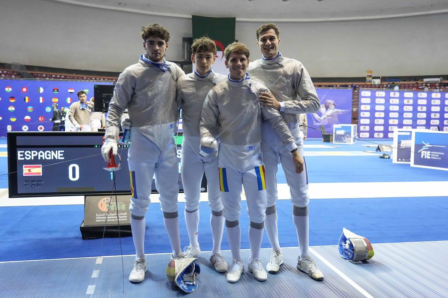 Radu Nițu, Vlad Covaliu, George Dragomir, Răzvan Ursachi - echipa României medaliată cu argint la Alger 2025 / Foto: FIE Echipa de sabie a României, medalie de argint la etapa de Cupă Mondială de la Alger