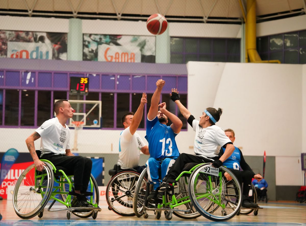 După mai bine de două decenii, baschetul în fotoliu rulant renaște grație unei comunități unite: „Suntem prieteni extraordinari”