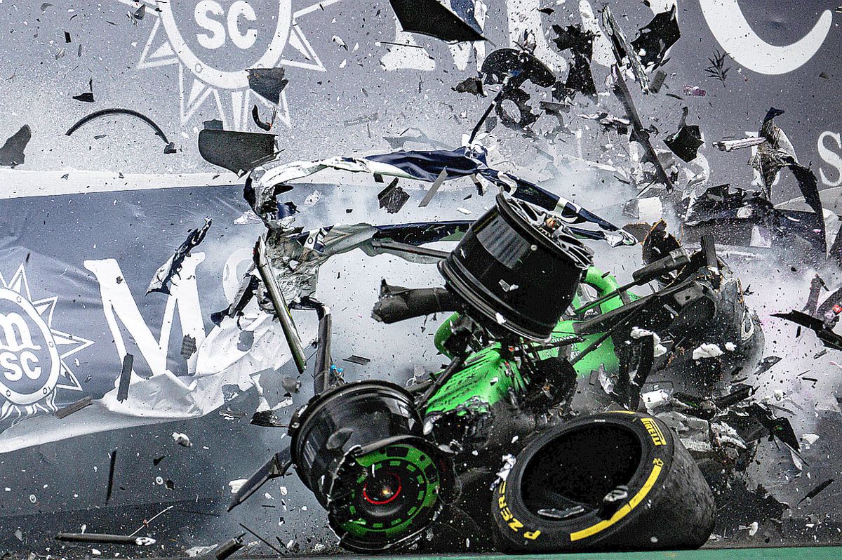 Accident înfiorător în F1! La 339 de km/h, mașina a fost făcută zob!