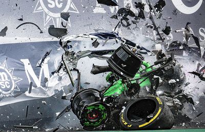 Accident înfiorător în F1! La 339 de km/h, mașina a fost făcută zob!