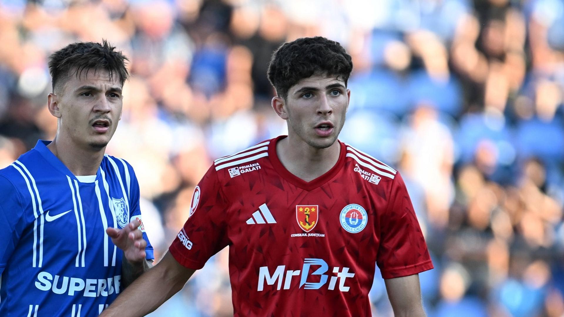 Ștefan Bană în tricoul Oțelului, gesticulând nervos pe teren în timpul unui meci din Superliga România, ilustrând comportamentul fotbalistului. | sursa foto: Gazeta Sporturilor