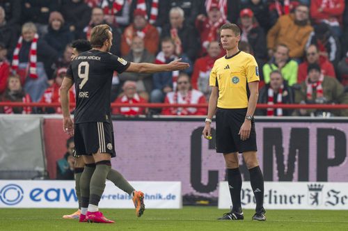 Harry Kane protestează în fața arbitrului Florian Exner / Foto: Imago