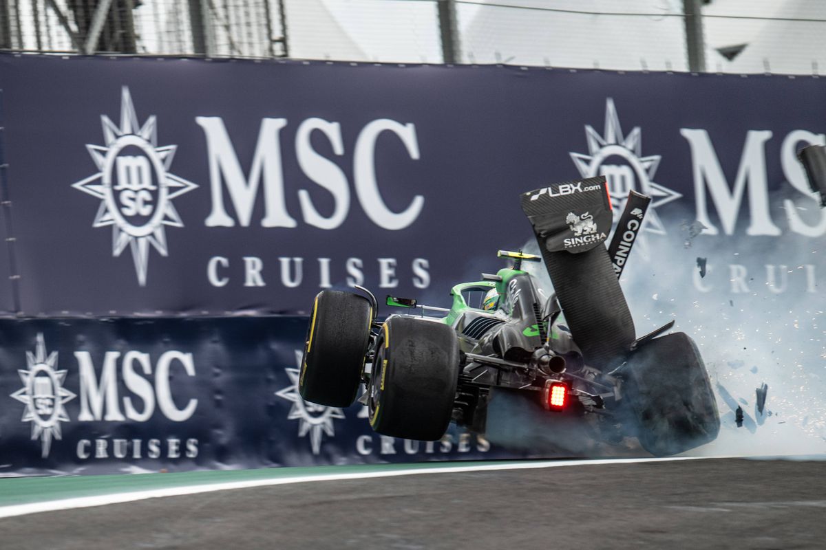 Accident înfiorător în F1! La 339 de km/h, mașina a fost făcută zob!