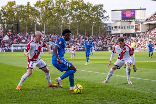 Vinicius, în duel cu internaționalul român Andrei Rațiu / foto: Imago