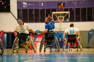 După mai bine de două decenii, baschetul în fotoliu rulant renaște grație unei comunități unite: „Suntem prieteni extraordinari”