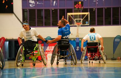 După mai bine de două decenii, baschetul în fotoliu rulant renaște grație unei comunități unite: „Suntem prieteni extraordinari”