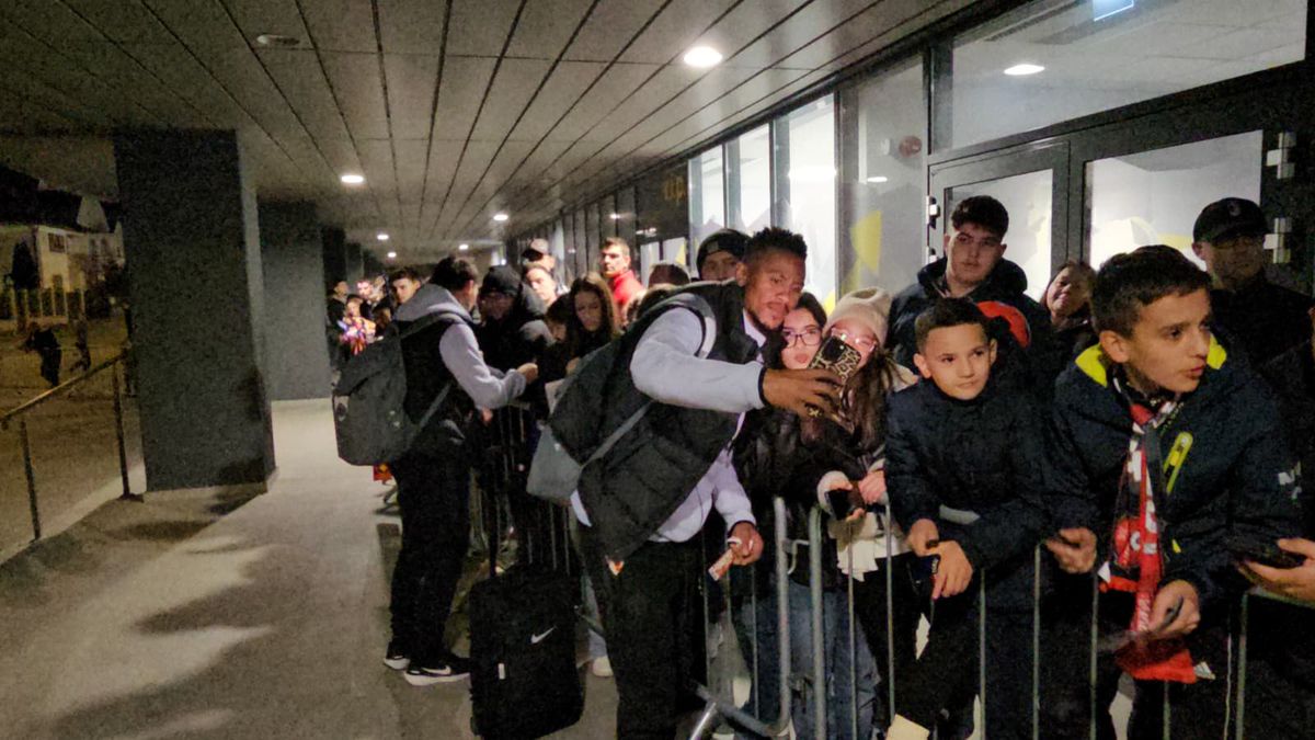 Ce s-a întâmplat la Sibiu după semieșecul lui FCSB: „Rămâi aici!” » Întâlnire emoționantă pentru titularul campioanei: „Ai grijă, mamă!”