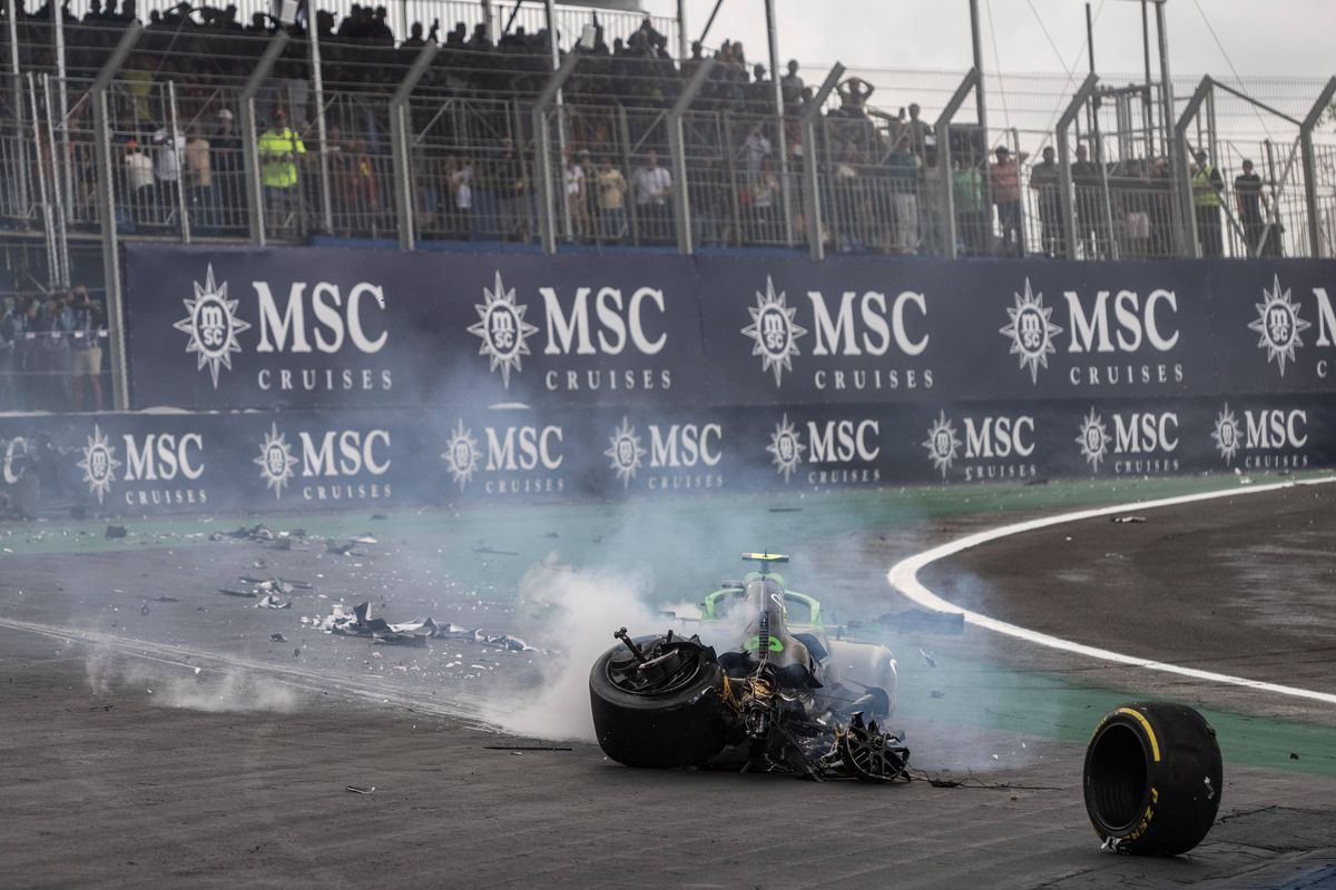 Accident înfiorător în F1! La 339 de km/h, mașina a fost făcută zob!