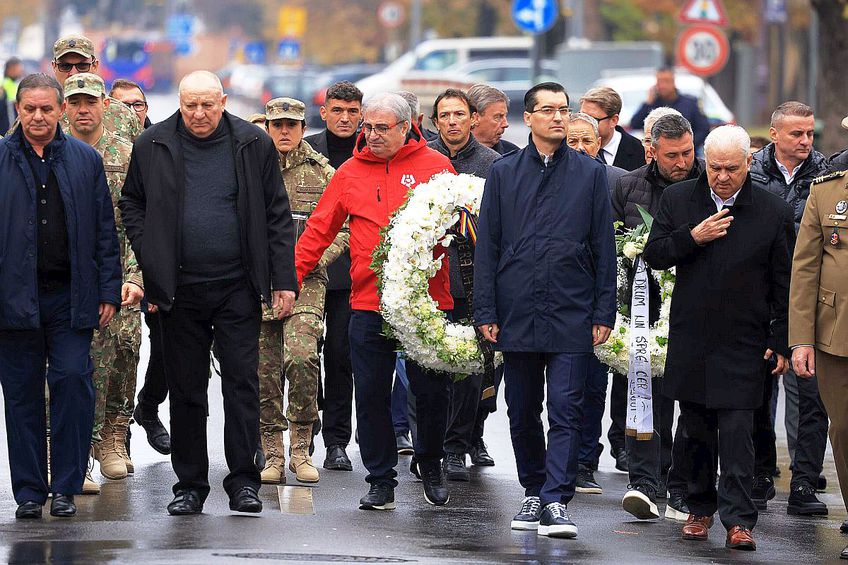 Mihai Stoichiță, îmbrăcat în roșu la înmormântarea lui Emeric Ienei