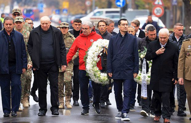 Criticat pentru că s-a îmbrăcat în roșu la înmormântarea lui Emeric Ienei, Mihai Stoichiță a explicat ce a dorit: „Despre asta era vorba”