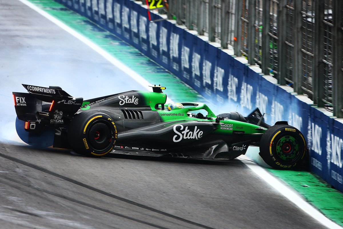 Accident înfiorător în F1! La 339 de km/h, mașina a fost făcută zob!